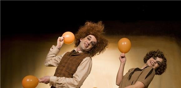 GLOBE STORY UMA COMÉDIA DE TEATRO MUDO - COMPANHIA EL PERRO AZUL