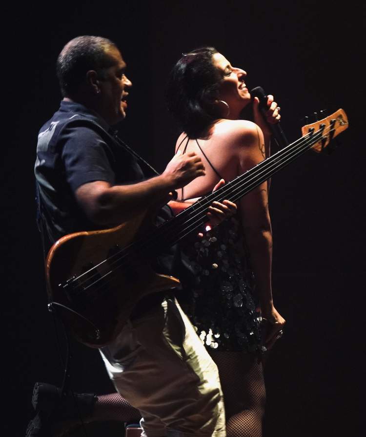 Baixo e Fêmea - Taís Nader e Luciano Calazans