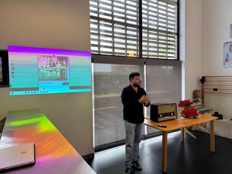 Apresentação aos alunos do Corvo do projeto digital 'Da Sombra ao Cravo - O 25 de Abril pelos Olhos do Património Cultural'