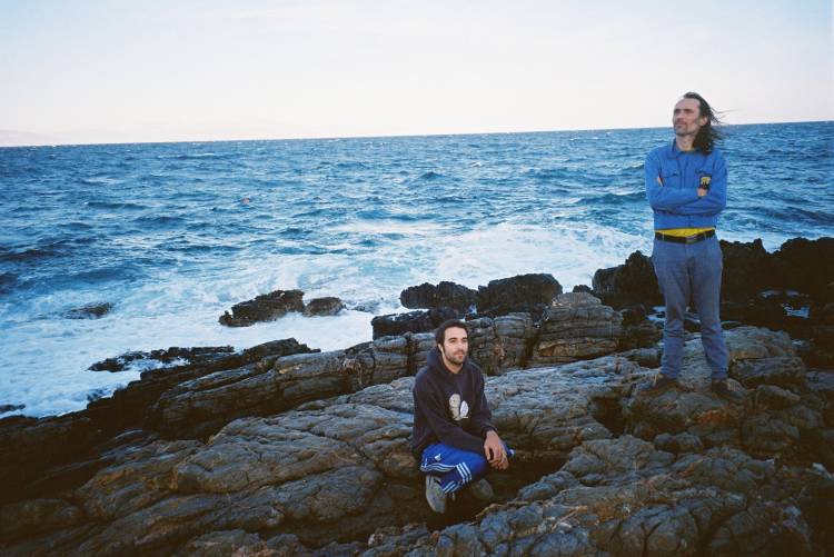 Tsev (Grécia) + Strzał w Kolano (Polónia)