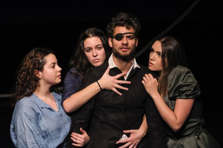 Amor é um fogo que arde sem se ver