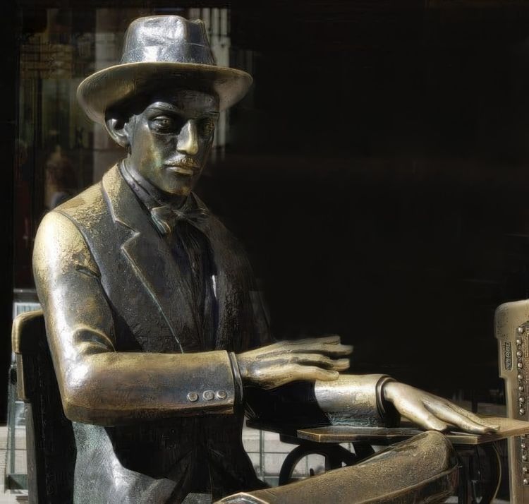 Pessoa entre Paredes