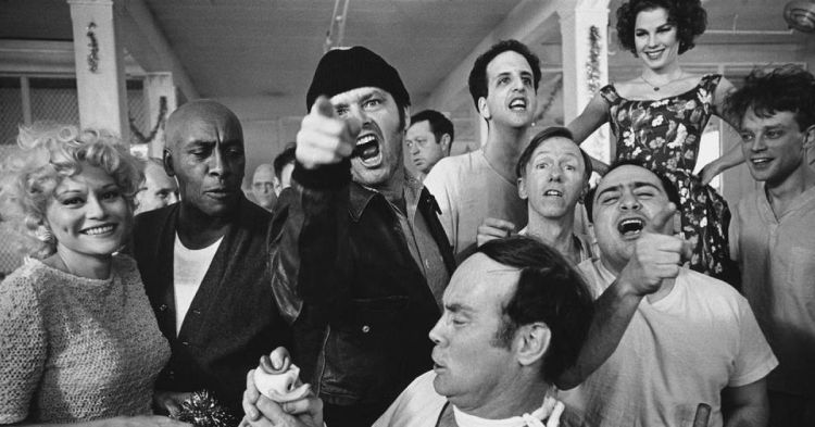 ALGUIEN VOLÓ SOBRE EL NIDO DEL CUCO