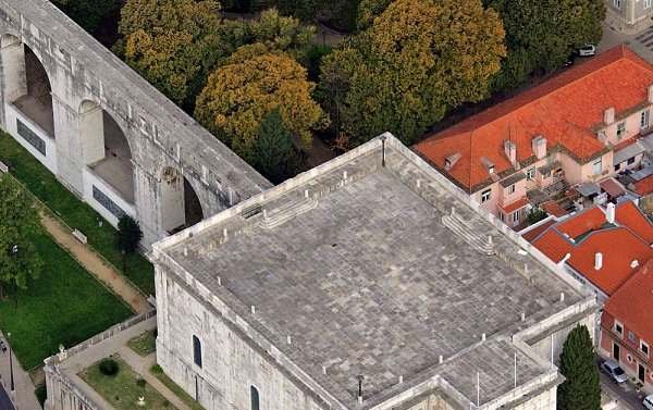 O arco e o reservatório das Amoreiras