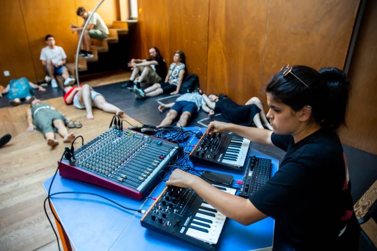 A música sente-se no corpo por Beatriz Romano 