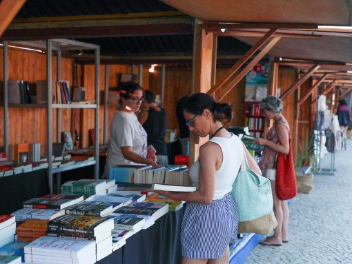 SESSÕES DE AUTÓGRAFOS COM AS AUTORAS MAFALDA JOHANNSEN E MARIANA CALDEIRA GONÇALVES