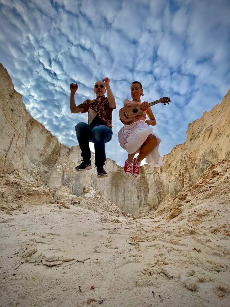 É SÓ SENSAÇÃO - Voz, ukulele, dança 