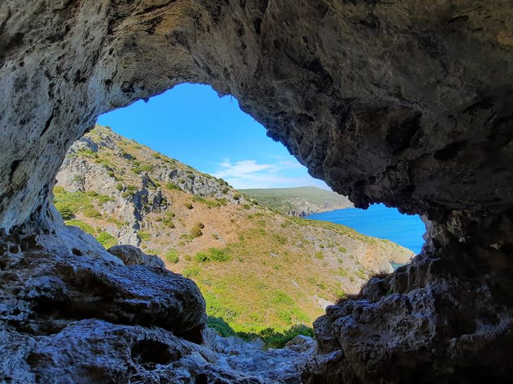 Caminhando no Vale de Cramesines - Lapas das Janelas