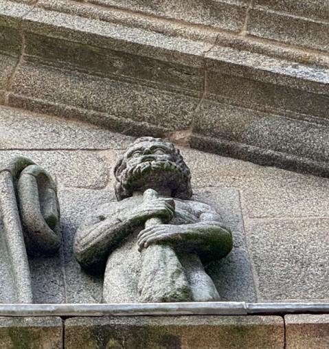 Roteiro “A mitoloxía agachada: os relatos das orixes nos escudos de Compostela'