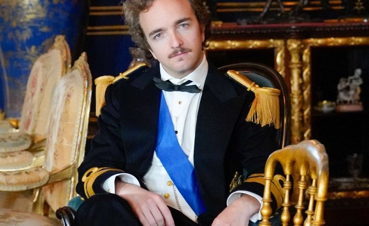 O Rei mostra o Palácio da Ajuda