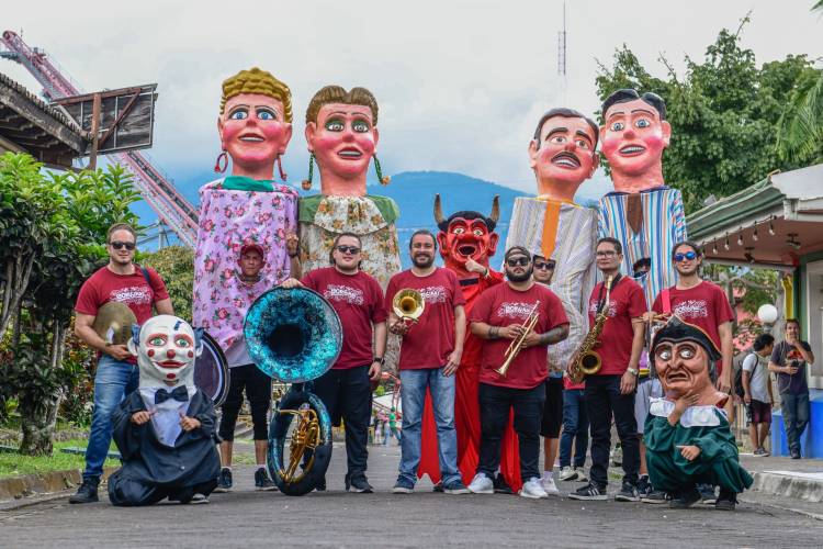 Teatro al Mediodía: Cimarrona La Original Domingueña “Cuando la calle entra al Teatro”