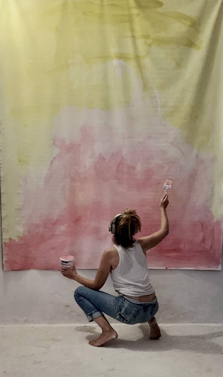SHEILA BUCKLEY apresenta 'Muitos Anos A Virar Frangos' uma exposição de pinturas