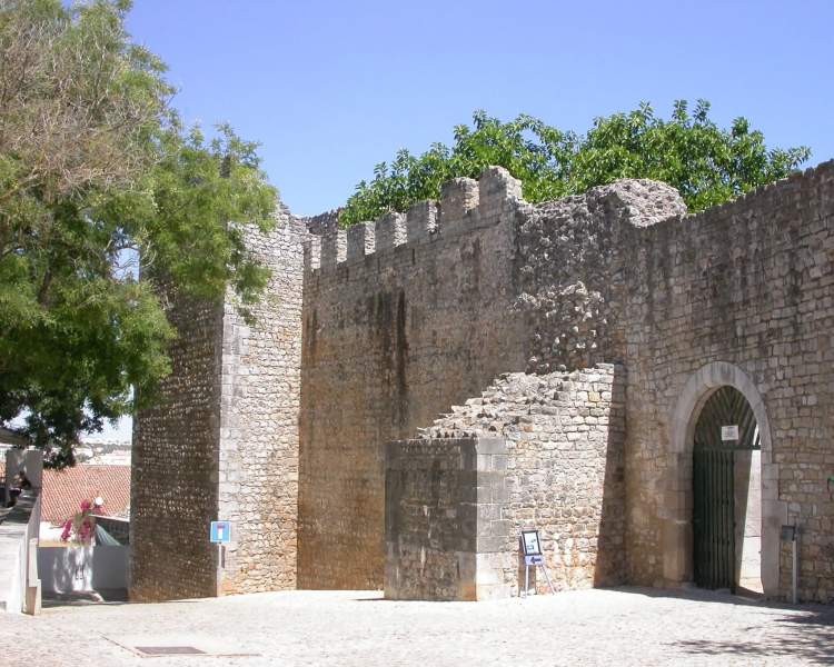  ESGOTADO Passeios na História de Tavira | O castelo e as muralhas de Tavira, por Sandra Cavaco.