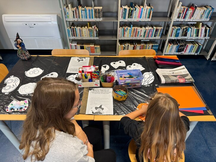 MÁSCARAS ASSUSTADORAS E OUTRAS TROPELIAS CRIATIVAS NA BIBLIOTECA MUNICIPAL
