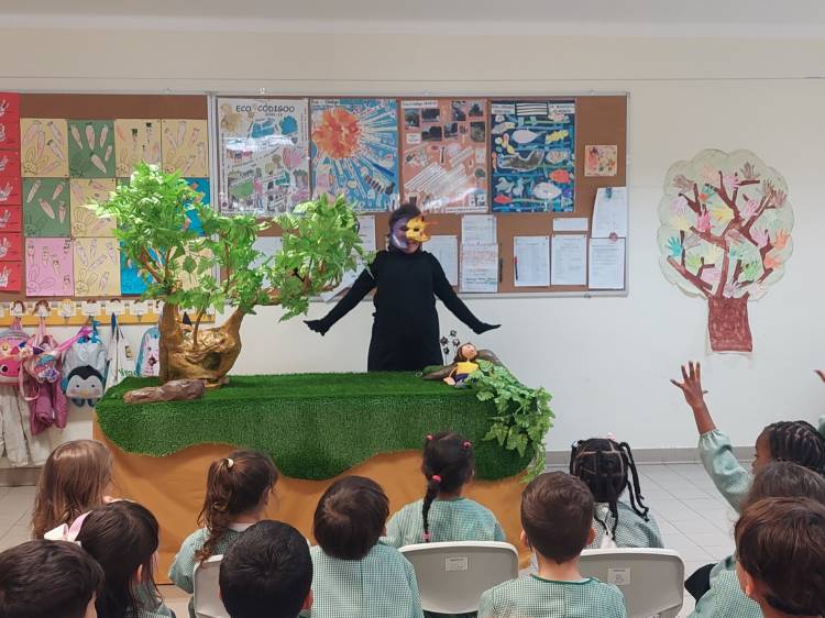 Espetáculo de teatro de marionetas: A Casa da Árvore, da Associação Salvador