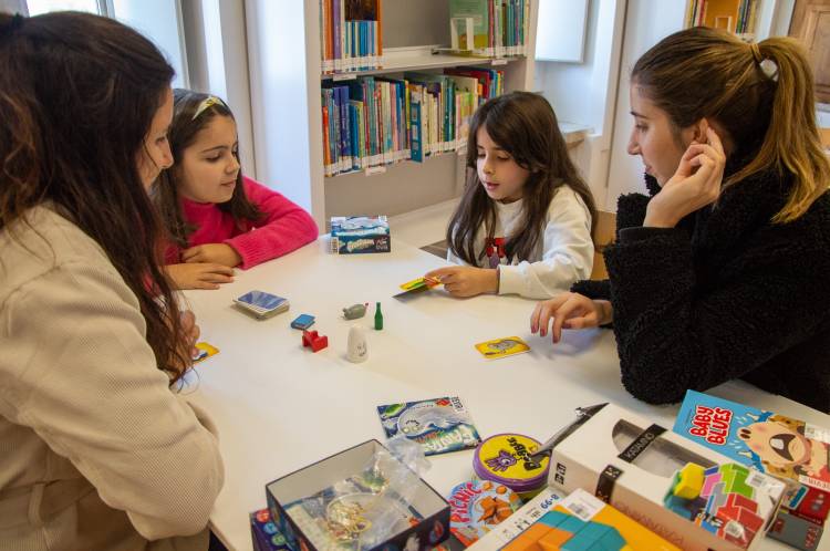Tabuleiros à Mesa: encontros intergeracionais (Famílias)