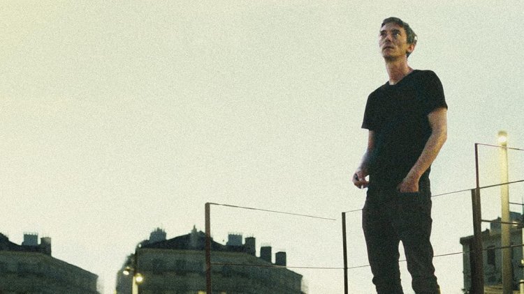 “TANT QUE LE SOLEIL FRAPPE” (real. Philippe Petit, 2022, 85 min., com Swann Arlaud, Sarah Adler).