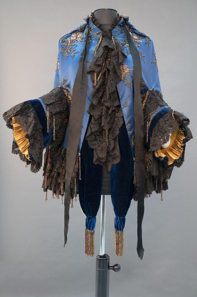 UM OBJETO E SEUS DISCURSOS — CAPA DE GALA DA AUTORIA DE CHARLES WORTH