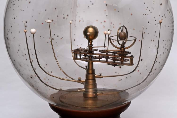 UM OBJETO E SEUS DISCURSOS — SISTEMA PLANETÁRIO COM MECANISMO