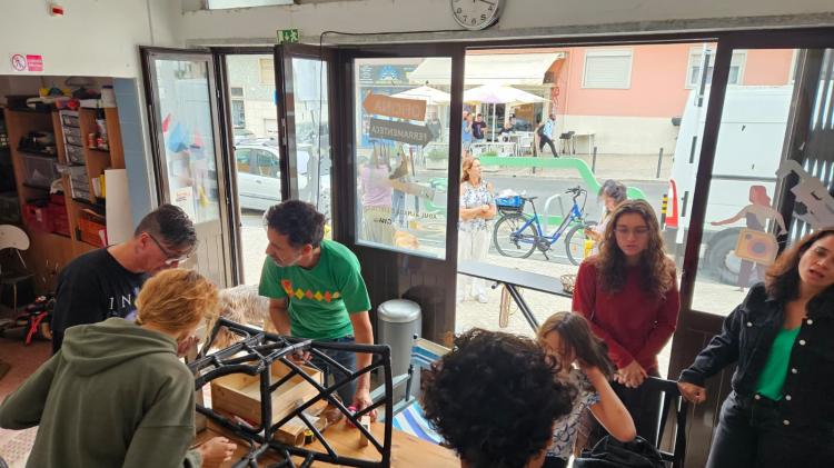 Transformação de Monos e Reciclagem de Móveis - 2ª sessão