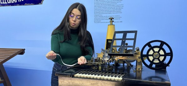 Código Famílias – Tocar piano e falar inglês