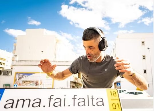 DJ CHEGA NA HORA