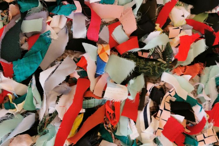 Oficina de Expressão Plástica | De resíduo têxtil a acessório de Carnaval