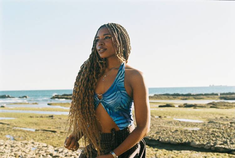 XEXA apresenta “Kissom” ⟡ SUZANA