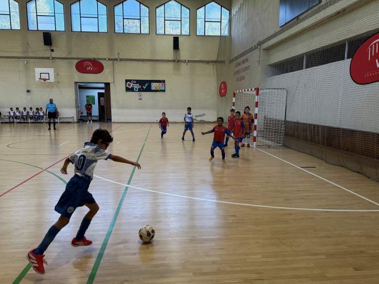 Futsal categoria de “Traquinas” em destaque no Programa Encontros Desportivos Concelhios – XIRA2026