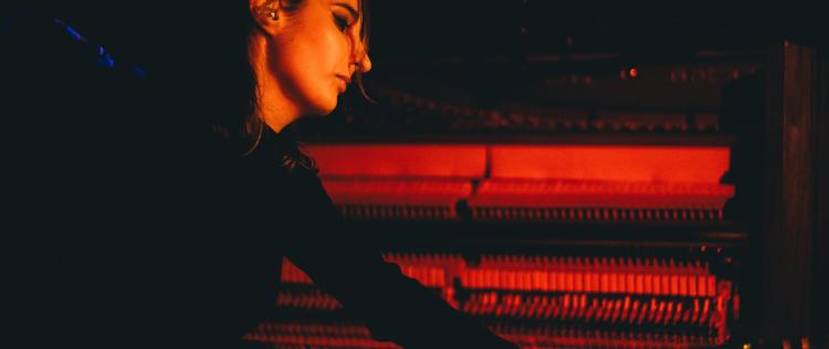 A Bebé que adora dançar rios