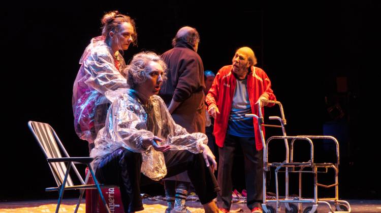 Teatro. Todos los ángeles alzaron el vuelo