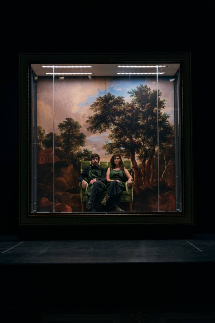 Uma Cenógrafa e Um Dramaturgo Entram Num Palco