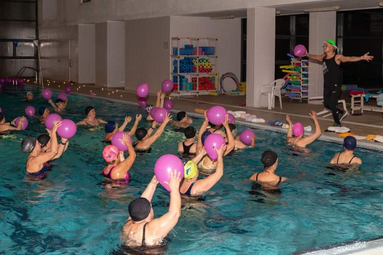 Noite de Hidroginástica na Piscina Municipal do Forte da Casa com masterclass “Hidro By Night”.