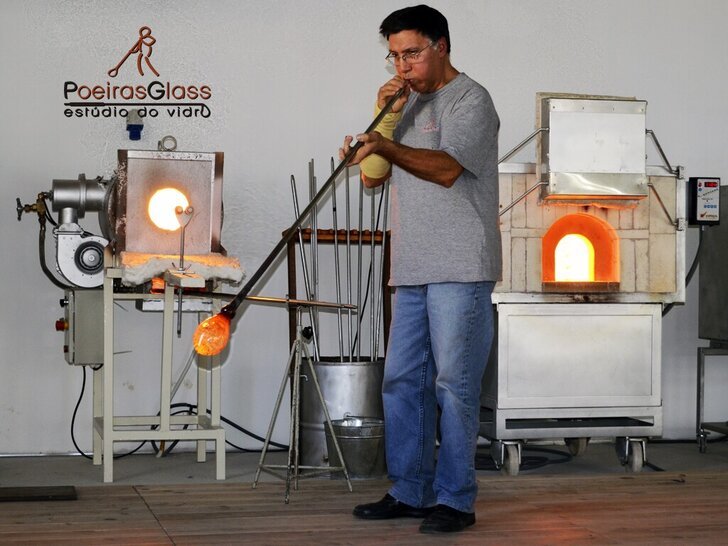 TURISMO INDUSTRIAL . Demonstração e Experiência de Soprar Vidro – Estúdio PoeirasGlass