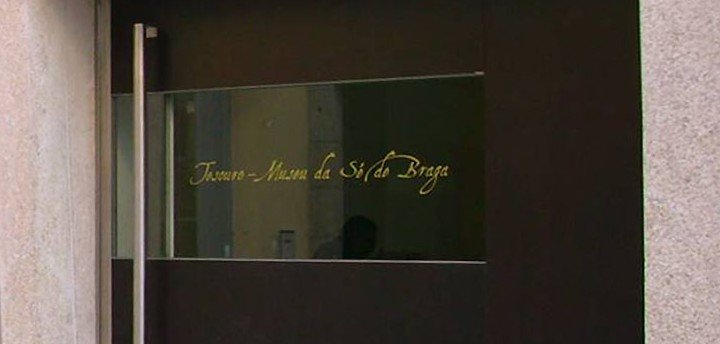 Exploração das páginas do livro ilustrado, 'A Semana Santa de Braga' - Semana Santa