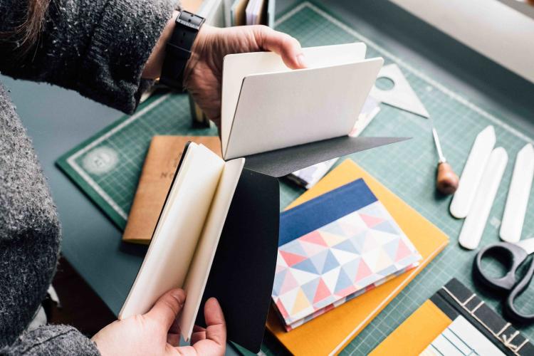 OFICINAS PARA FAMÍLIAS — A ENCADERNAÇÃO — DAS FOLHAS FAZEMOS LIVROS