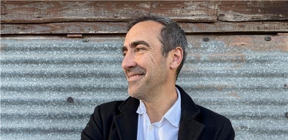 ENTRE LIVROS E IDEIAS