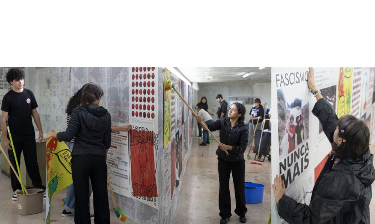   : colagem dos cartazes no muro exterior da Casa da Cerca – Centro de Arte Contemporânea