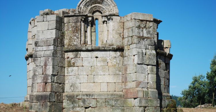 Arqueologia à noite no Mosteiro do Banho