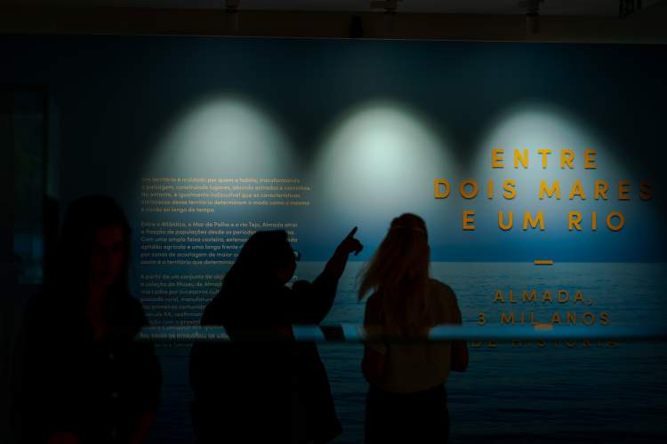 Visita orientada à exposição Entre Dois Mares e um Rio: Almada, 3 Mil Anos de História