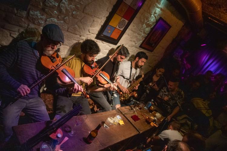 UN PAÍS EN MIL FOLIADAS - A BANDA DAS CRECHAS