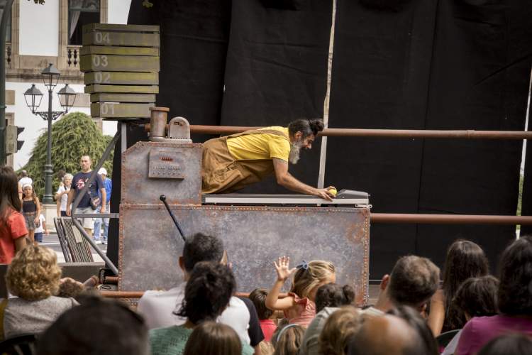 ENREDOS - A VELA CIRCO