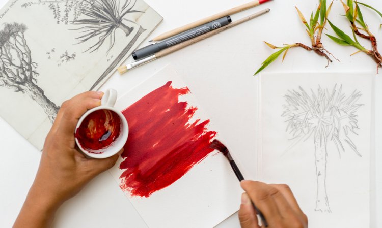 Pintar com Sangue-de-Drago: oficina artística para famílias
