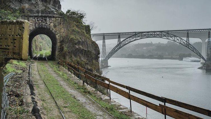 Trilhos Urbanos: Fontainhas ao Miradouro da Vitória (C/ passagem pelo antigo Ramal Alfândega)
