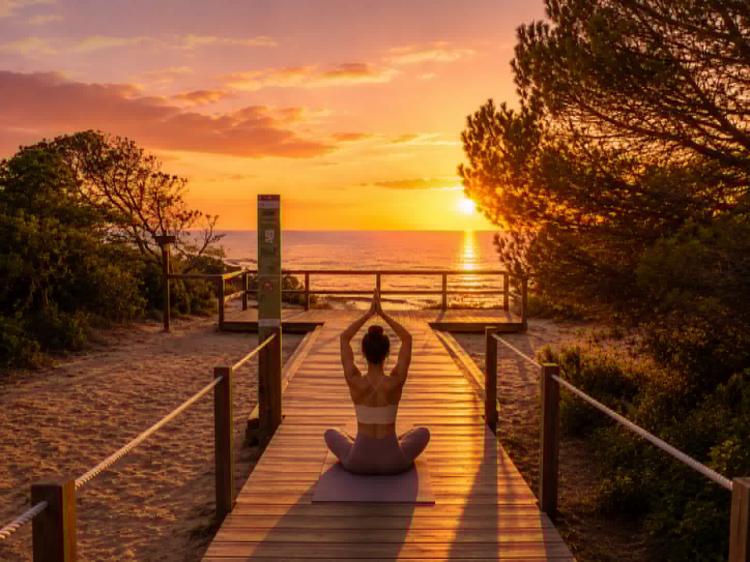 Caminhada e Yoga ao Pôr do Sol na Mata Nacional dos Medos