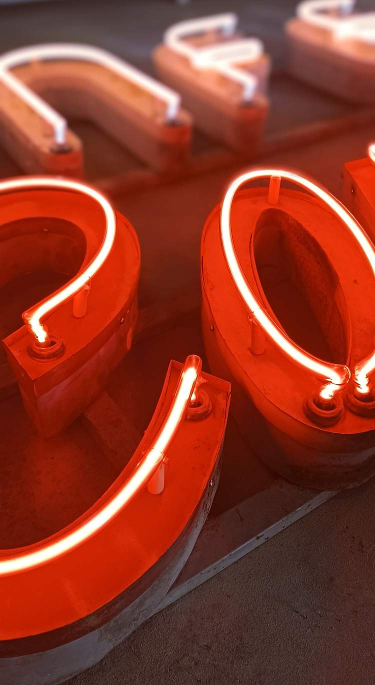 Oficina Lettering para néons e letreiros luminosos
