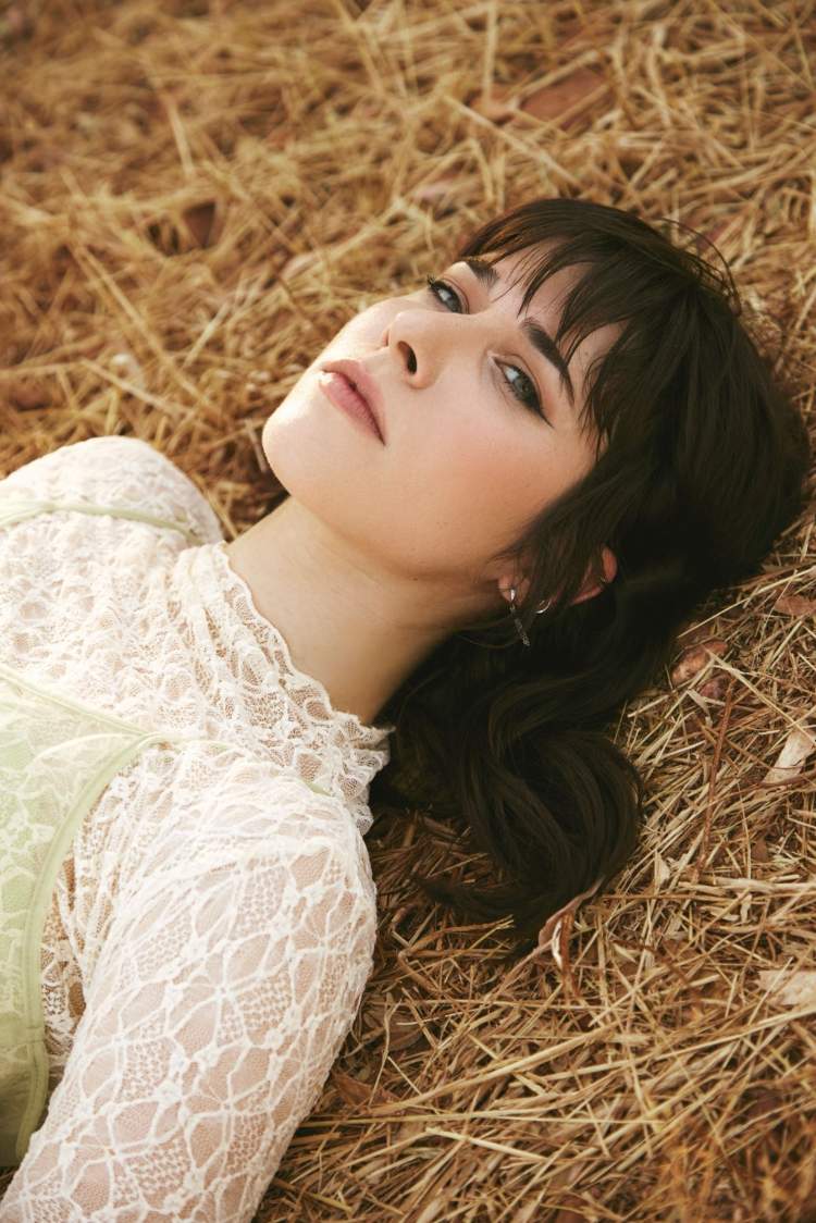 CHLOÉ BIRD, JUEVES AL SON
