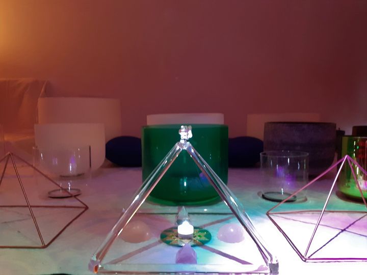 SesSom Crystal com Energia PyramidaL no Plexo Solar e Coração