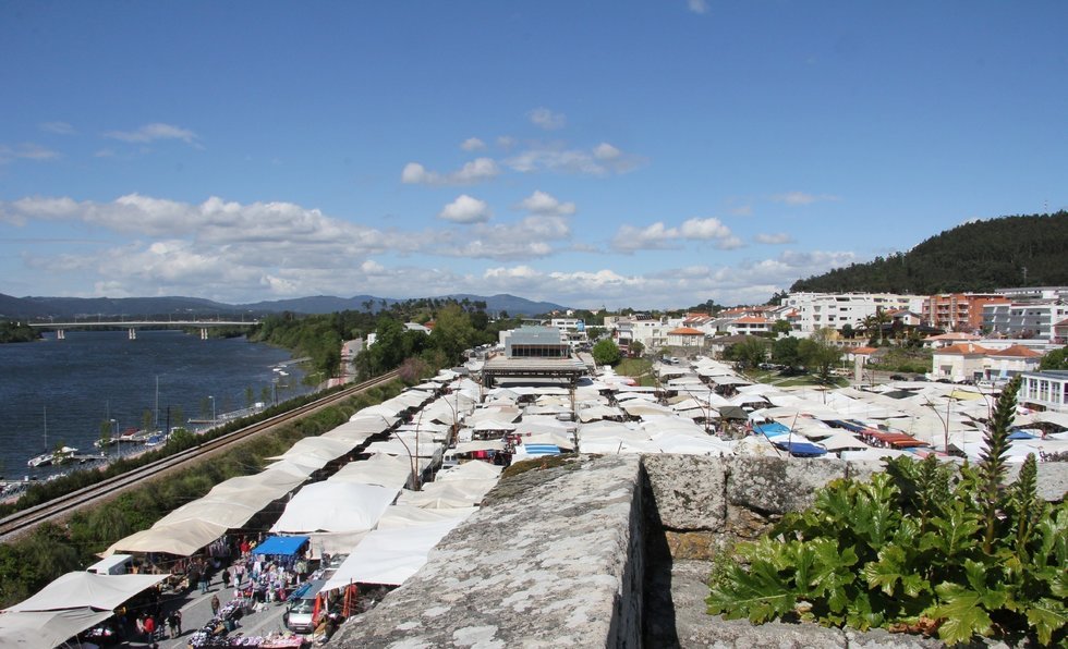 Feira Semanal e Feira de Artesanato  ...